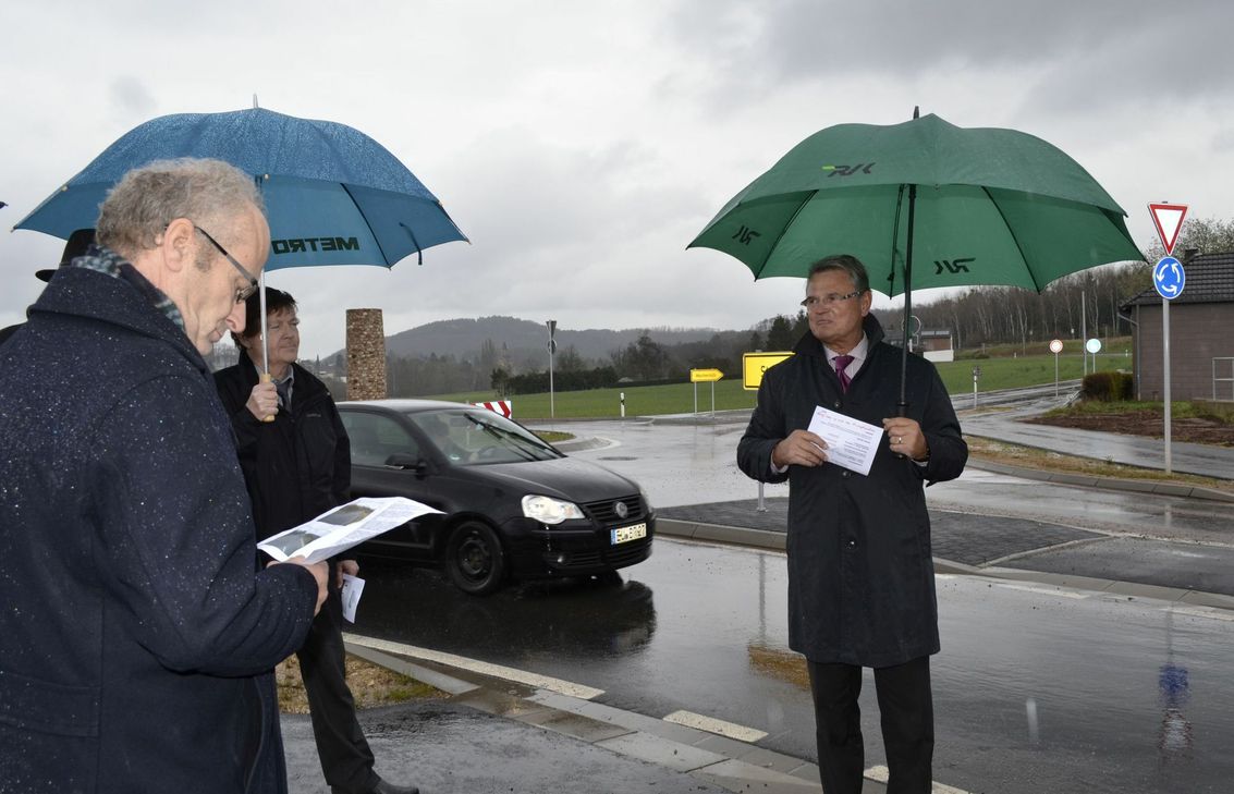 Bei strömenden Regen wurde die Kreisstraße 81 offiziell freigegeben.