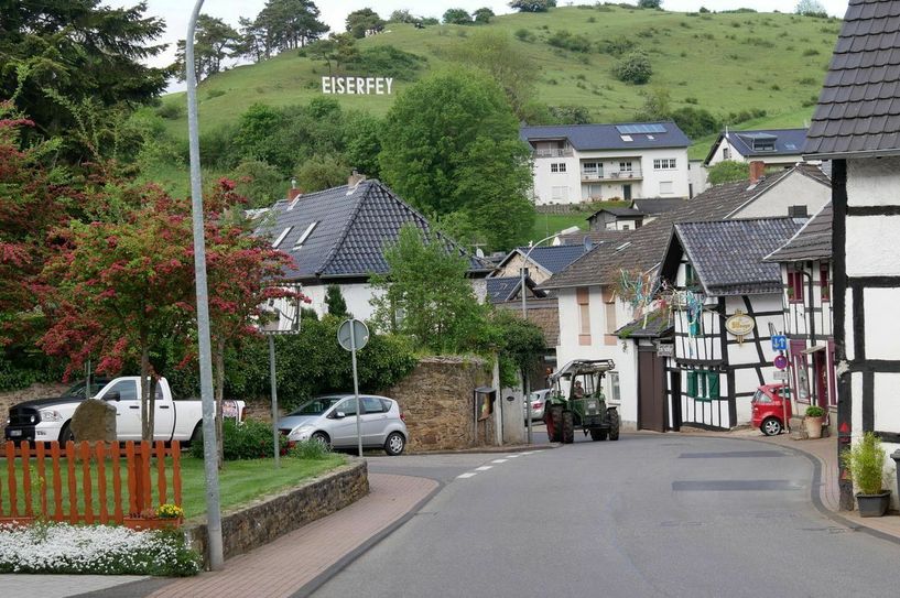 2,50 Meter hoch und gut zwölf Meter breit ist der Schriftzug „Eiserfey“, der derzeit über dem 469-Seelen-Ort thront. Foto: Privat/pp/Agentur ProfiPress