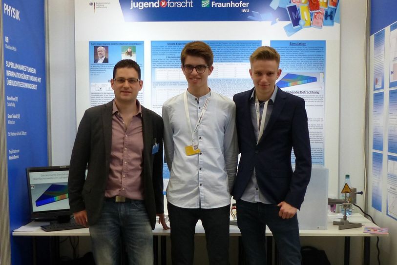 Lehrer Martin Berens, Peter Elsen und Simon Tebeck (v.l.) beim Bundeswettbewerb Jugend forscht. Foto: Schule