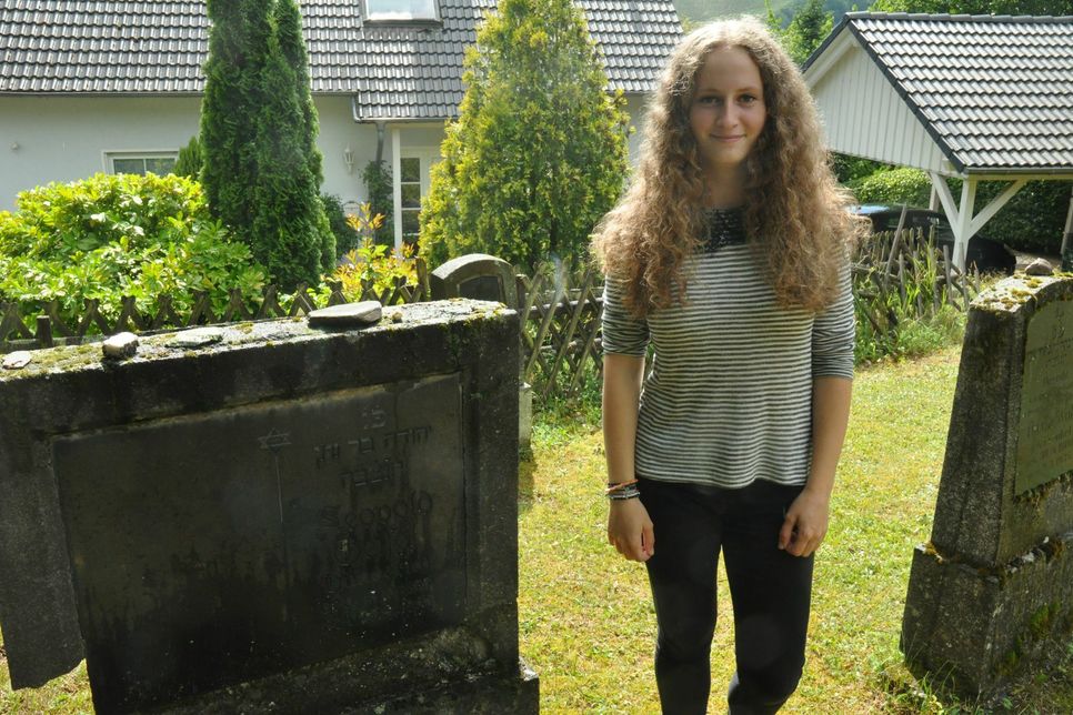Judith Esser am Grab von Leopold Geisel.