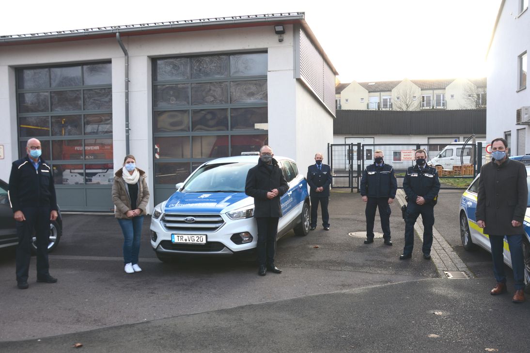 Besuch bei der Polizeiwache in Konz, 3.v.l. Bürgermeister Joachim Weber; rechts daneben Polizeihauptkommissar Gerd Herrig. Foto: VG Konz