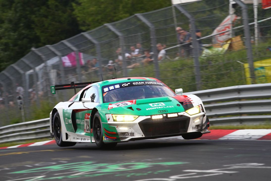 Überflieger: Der Mercedes AMG GT3 #2 von Black Falcon holte den Sieg. Foto: H.Elis/RACEPIX.eu