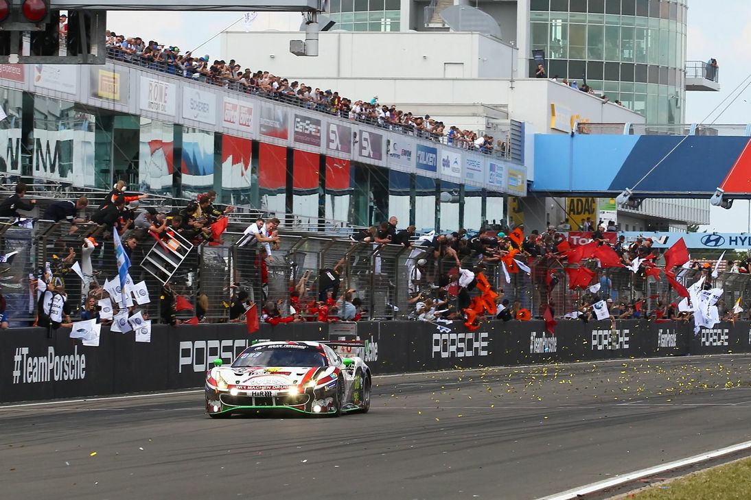 Team-Chef Georg Weiss steuerte den Wochenspiegel-Ferrari 488 GT3 #22 über die Ziellinie. Foto: H.Elis/RACEPIX.eu