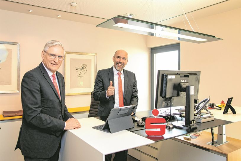 »Daumen hoch« für die Bilanz 2021: Vorstand Dieter Zimmermann (links, Vorsitzender) und Guido Mombauer (Vorstandsmitglied).