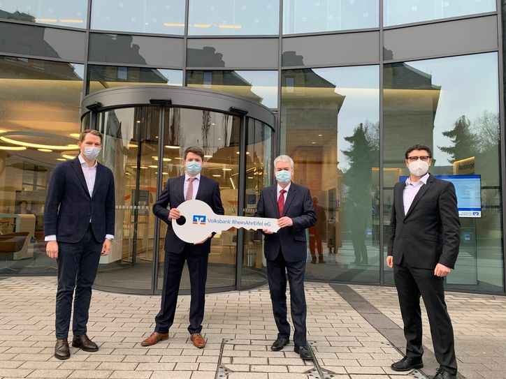 Bernd Geilen, langjähriger Leiter der Filiale Mayen der Volksbank RheinAhrEifel eG (2.v.r.), geht in den wohlverdienten Ruhestand und übergibt – gemeinsam mit Oliver Engels, Direktor des Regionalmarktes MayenRhein (rechts) und Teamleiter Timo Schlich (links) - den symbolischen Filialschlüssel an seinen Nachfolger Christian Weiß (2.v.l.). Foto: Caroline Hensiek/Volksbank RheinAhrEifel eG
