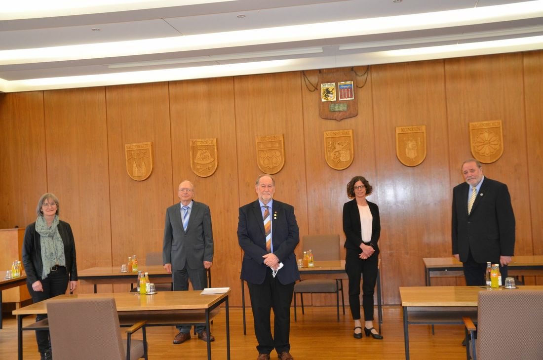 Manfred Huppertz (Bildmitte) ist seit zehn Jahren Schiedsmann in der Stadt Monschau. Dafür wurde er nun ausgezeichnet. Foto: Marie-Christine Jansen