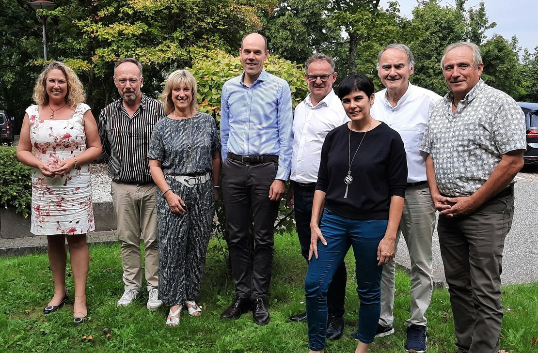 Bettina Dickes (Landrätin Kreis Bad Kreuznach), Jörn Winkhaus (Geschäftsführer Hunsrück-Touristik GmbH), Anke Beilstein (Kreisbeigeordnete Cochem-Zell), Volker Boch (Landrat Rhein-Hunsrück-Kreis), Stefan Metzdorf (Landrat Kreis Trier-Saarburg), Katja Hilt (Geschäftsführerin Naheland-Touristik GmbH), Peter Simon (Kreisbeigeordneter Birkenfeld) und Achim Zender (Kreisbeigeordneter Bernkastel-Wittlich).