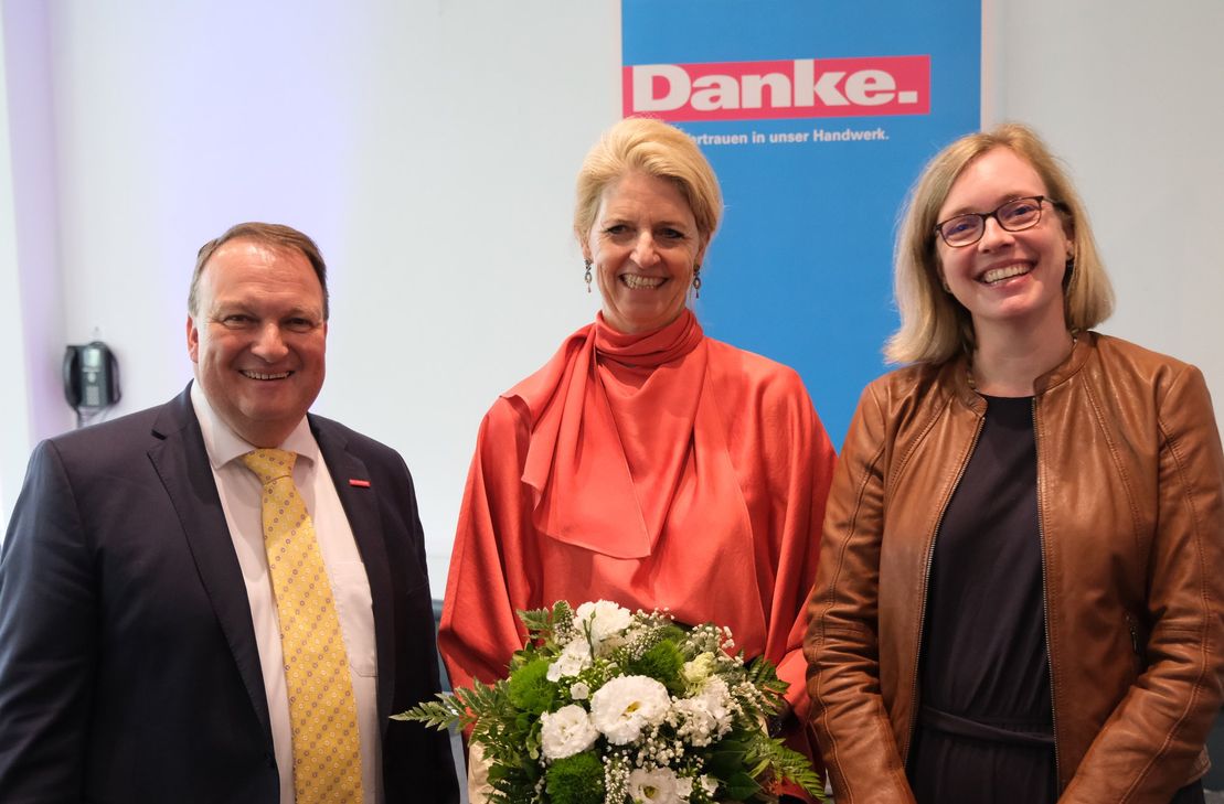 Isabell Felten, Geschäftsführerin (rechts), Prof. Dr. Eva Martha Eckkrammer, Präsidentin der Unitversität Trier (mitte) und Gerd Benzmüller, Vorsitzender Kreishandwerkerschaft (links).