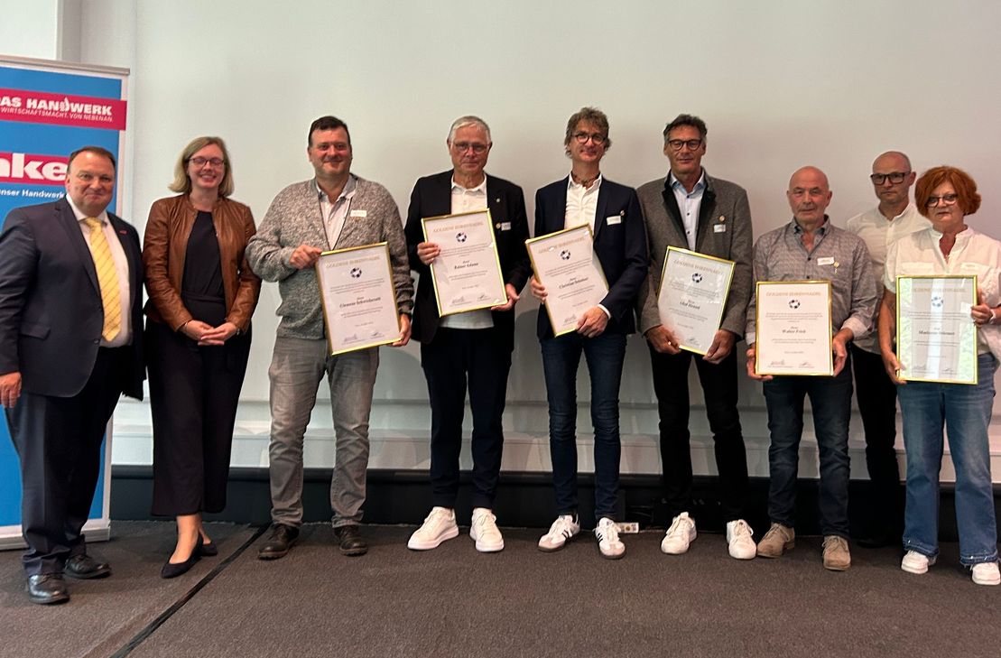 Gruppenfoto mit den Empfängern der Goldenen Ehrennadel.