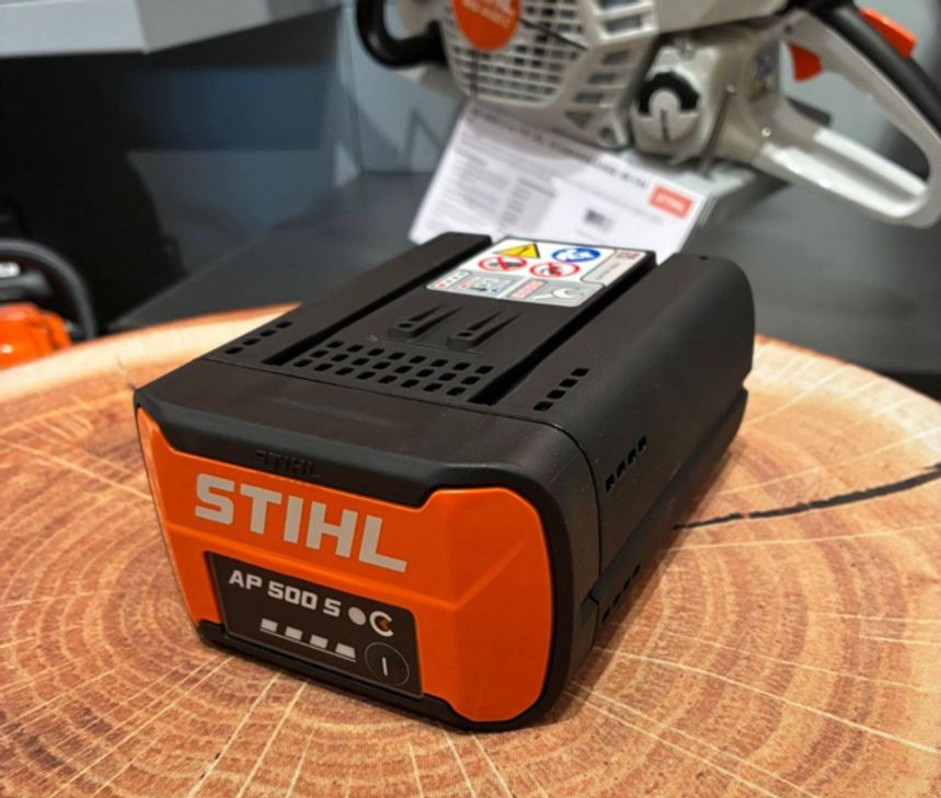 16 solcher Akkus der Marke Stihl ließen die Einbrecher mitgehen. Stückpreis: Rund 400 Euro.