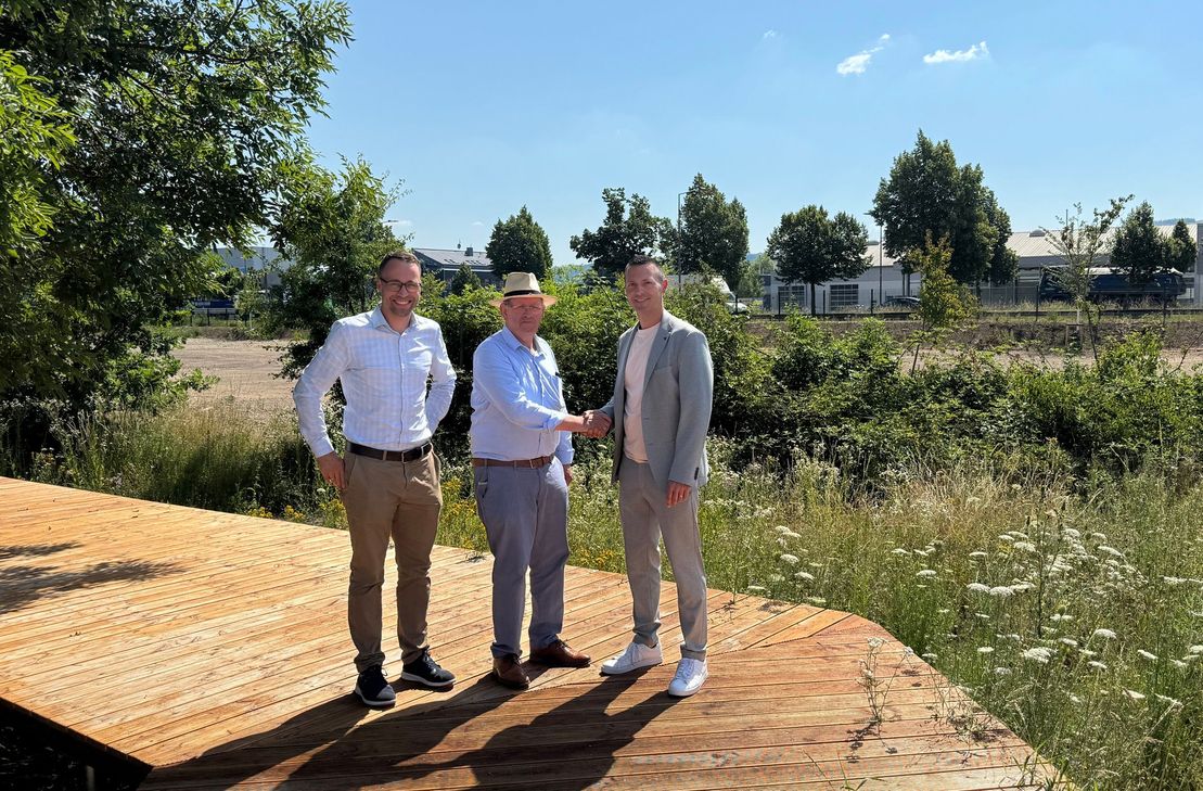 Die Geschäftsführer von Krämer Pferdesport, Simon Sartorius und Frank Schmeckenbecher (v. l.) besichtigen mit dem parQ54-Projektleiter Eric Krischel das Gelände des Gewerbegebiets.