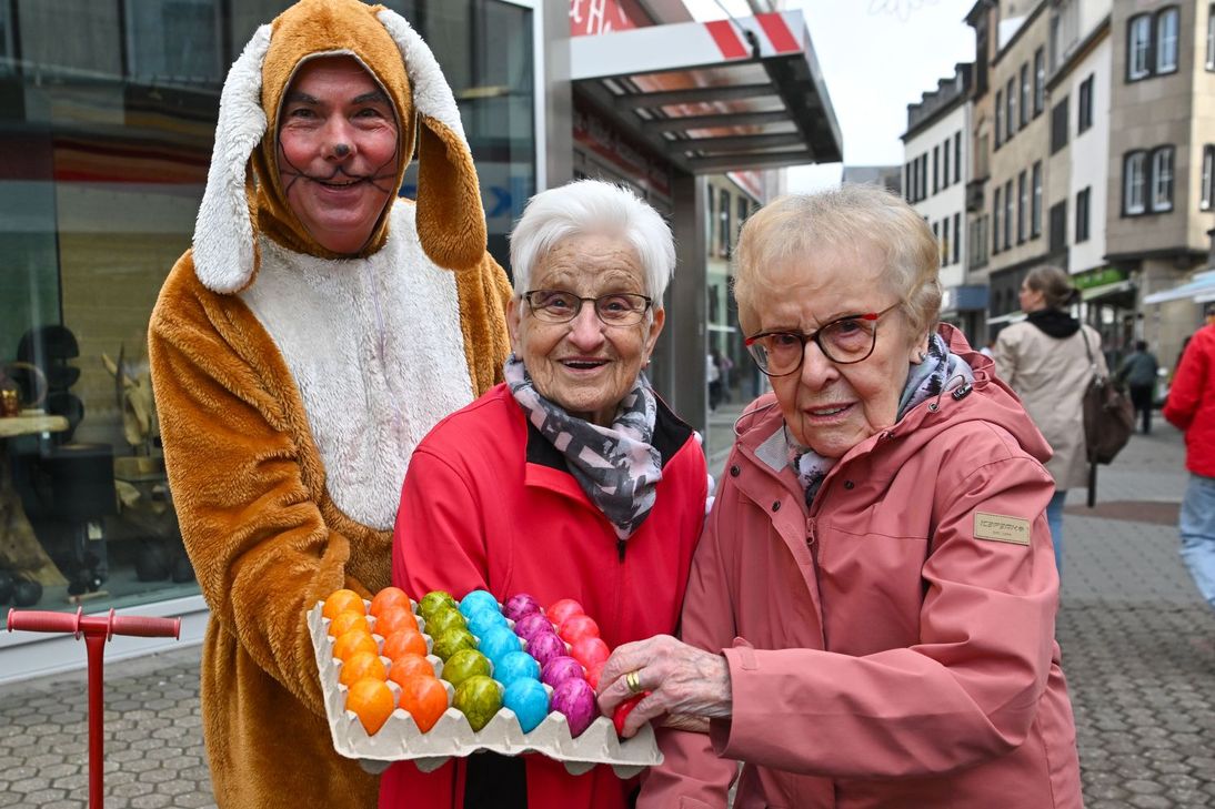 Über die Ostereier vom Osterhasen freuten sich auch diese Damen.