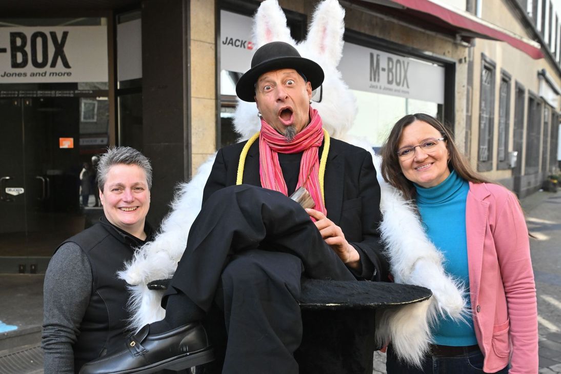 Ayla Rozera und Karin Welsch von der Brückengemeinschaft mit einem Überraschungsgast.