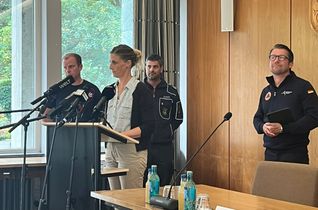 Bürgermeisterin Dr. Carmen Krämer, Feuerwehr-Sprecher Tobias Schell, Philipp Krüger (Leiter der Freiwilligen Feuerwehr) und Andreas Dovern (Amtsleiter Bevölkerungsschutz der Städteregion Aachen) stellen sich den Fragen der Presse.