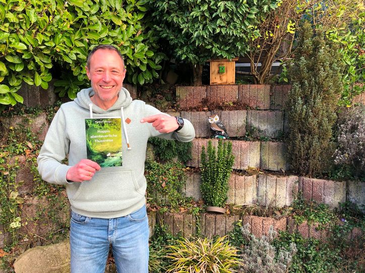 Stolz präsentiert Markus Theisen sein zweites Kinderbuch rund um den Floh»Hoppi«.