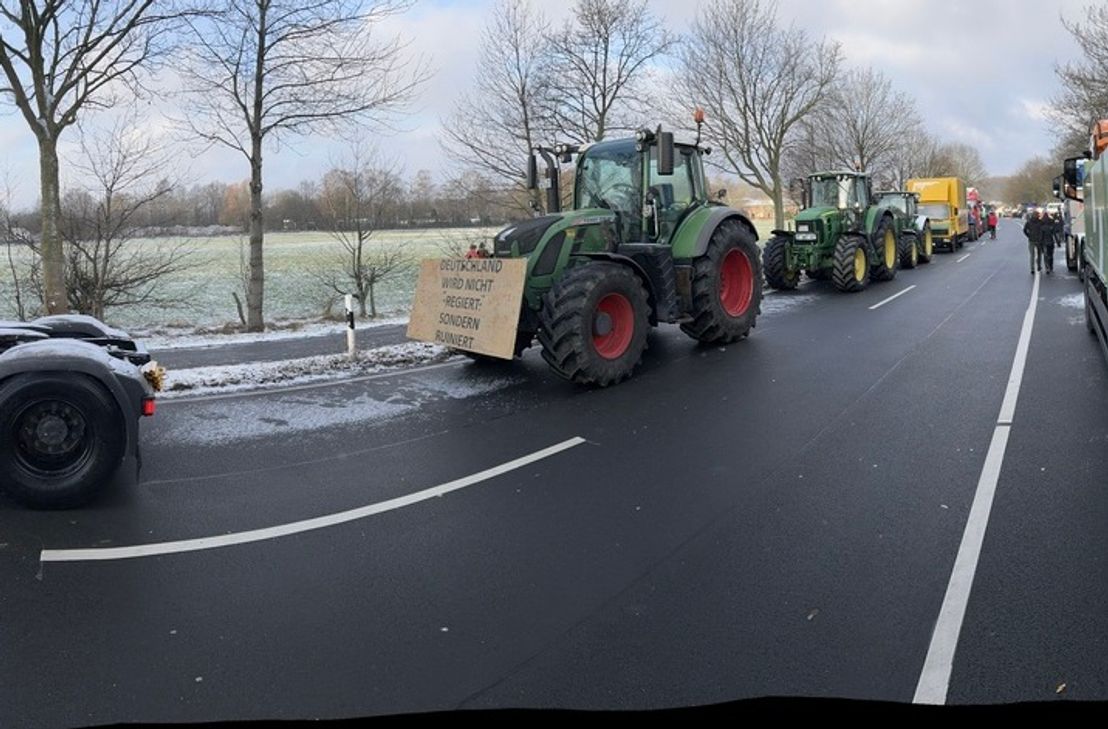 Ein großer Protestzug der Eifeler Landwirte, anderer Betroffener und Sympathisanten zogen am Montag RIchtung A44.