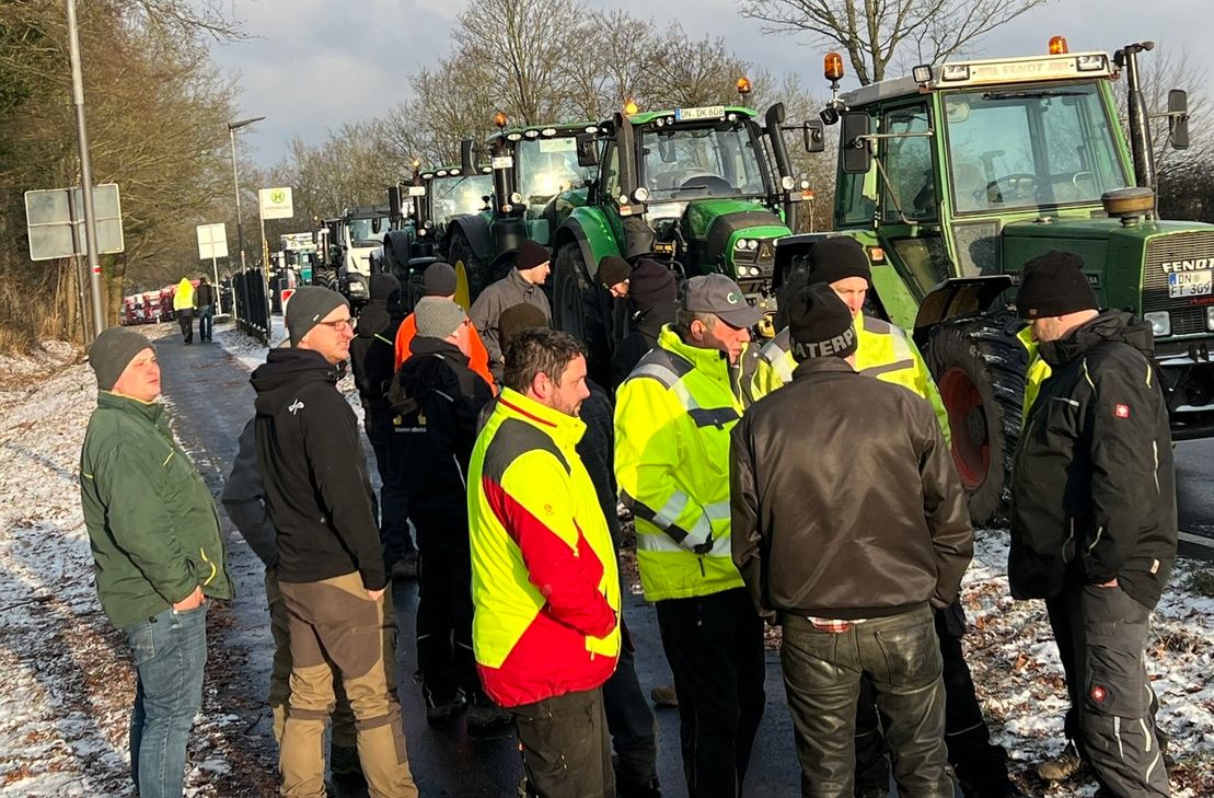 Ein großer Protestzug der Eifeler Landwirte, anderer Betroffener und Sympathisanten zogen am Montag RIchtung A44.