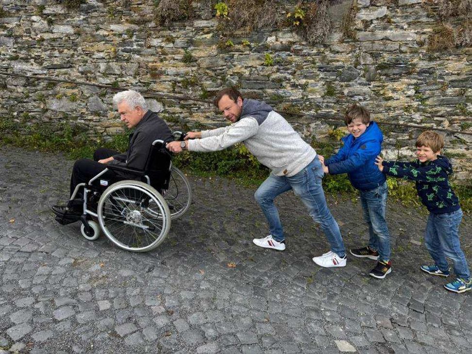 Selbst mit Unterstützung von Angehörigen ist das Pflaster für Menschen in Rollstuhl, mit Rollator oder Kinderwagen kaum zu bewältigen.