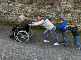 Selbst mit Unterstützung von Angehörigen ist das Pflaster für Menschen in Rollstuhl, mit Rollator oder Kinderwagen kaum zu bewältigen.