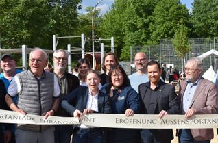 Bandschnitt durch Britta Weizenegger (Bürgermeisterin Trier) für die Eröffnung der Außensportanlage.