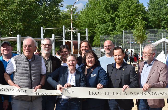 Bandschnitt durch Britta Weizenegger (Bürgermeisterin Trier) für die Eröffnung der Außensportanlage.