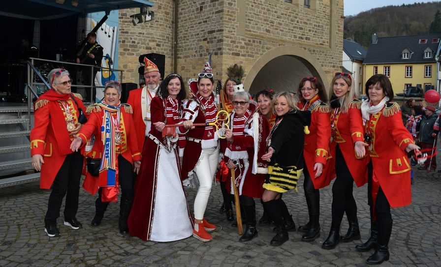 Letzendlich schaffte es das Dreigestirn der KG Mutscheid, bestehend aus Prinz Anja I, Jungfrau Nicole und Bauer Claudia, der Bürgermeisterin Sabi(e)ne Preiser-Marian, den Schlüssel zum Rathaus abzunehmen.