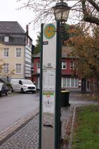 Die Durchfahrt auf dem unteren Abschnitt der Kommerner Gielsgasse zwischen Mühlengasse und Schopsland ist nicht möglich. Auch die RVK-Linie 808 muss ausweichen.