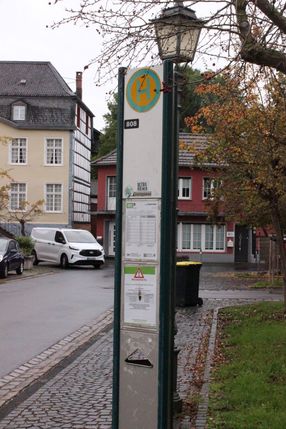 Die Durchfahrt auf dem unteren Abschnitt der Kommerner Gielsgasse zwischen Mühlengasse und Schopsland ist nicht möglich. Auch die RVK-Linie 808 muss ausweichen.