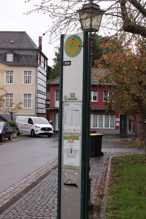 Die Durchfahrt auf dem unteren Abschnitt der Kommerner Gielsgasse zwischen Mühlengasse und Schopsland ist nicht möglich. Auch die RVK-Linie 808 muss ausweichen.