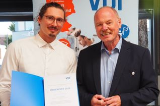 Der Vorsitzende des VDI Mittelrheinischer Bezirksverein e.V., Dipl.-Ing. Werner Schumacher (rechts), überreicht Elias Scholtes M.Eng. aus Wittlich die Urkunde zum VDI-Förderpreis 2026. Ausgezeichnet wurde seine Masterarbeit, in der er wirtschaftliche und klimaschonende Möglichkeiten zur Sanierung, Erweiterung und Aufstockung eines bestehenden Gebäudes untersuchte.