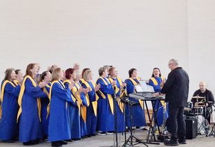 Modern Church Choir Nalbach mit Band unter musikalischer Leitung von Thomas Klein.