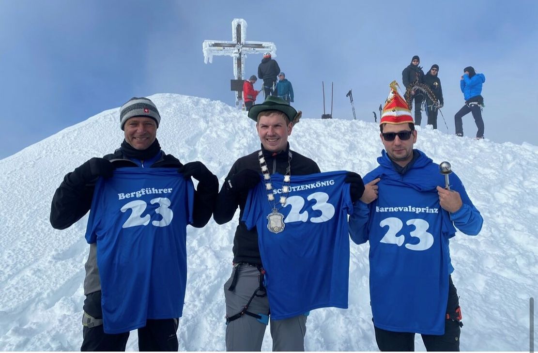 Bergführer Volker Jansen, Schützenkönig Tim Claßen und Karnevalsprinz Thomas Henn vor dem Gipfelkreuz des Großvenedigers. Foto: Haas