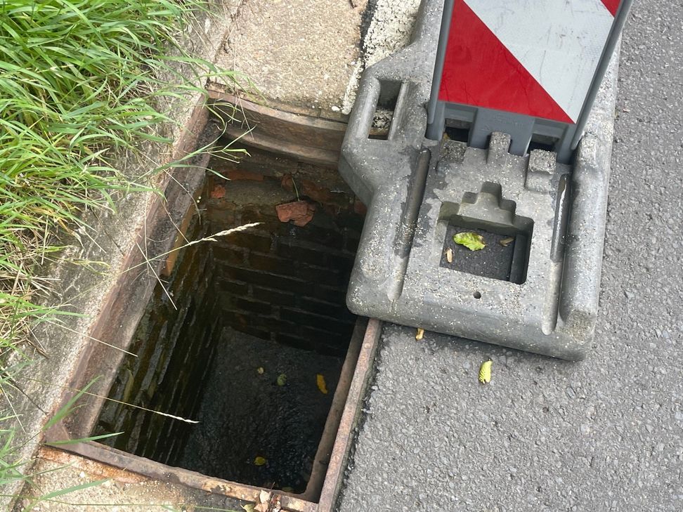 Ein 19-Jähriger und sein 36-jähriger Komplize sollen für eine Serie von Gullydeckel-Diebstählen verantwortlich sein. Die Koblenzer sollen die rund 40 Kilogramm schweren Gullydeckel an Schrotthändler verkauft haben. Der 19-Jährige sitzt bereits in Haft, nach dem 36-Jährigen wird gefahndet.