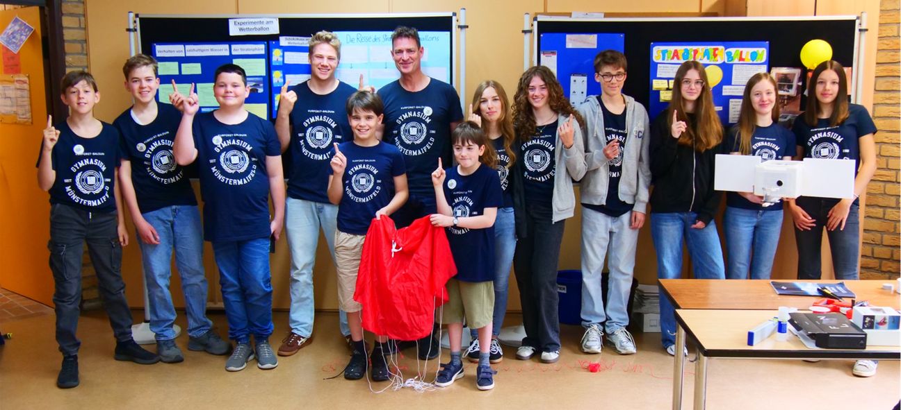 Die Schüler/innen präsentieren stolz ihr MINT-EC-Projekt.