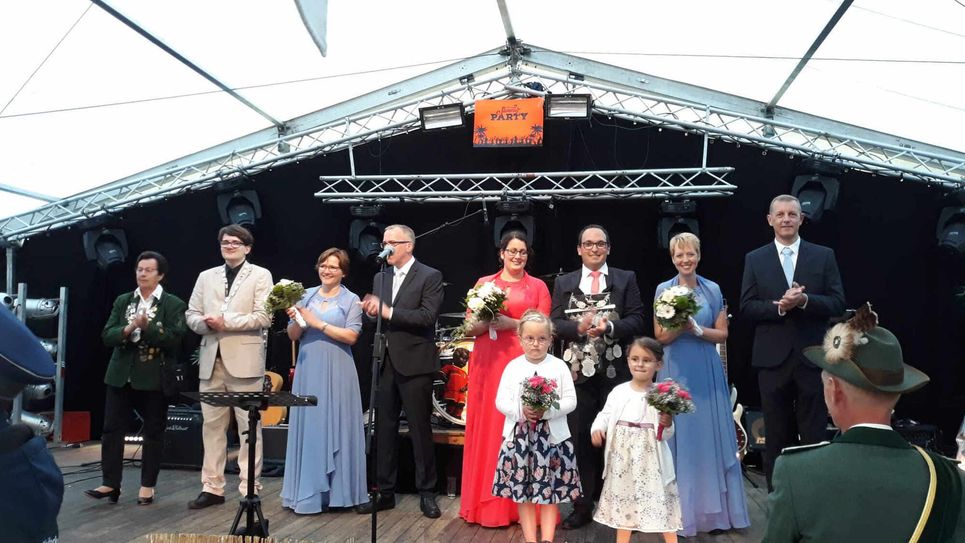 Schützenkönig Frank Peters hat mit seinem Gefolge im Jahr 2022 ausgiebig gefeiert.  Foto: Privat