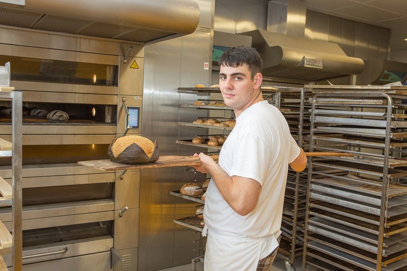 Bei der Weltmeisterschaft der Bäckerjugend im brasilianischen São Paulo hat der junge Bäckermeister Niklas Ring gemeinsam mit seinem Teamkollegen den fünften Platz erreicht. Nun vertritt der 22-jährige Bäcker Deutschland bei den EuroSkills 2025 in Dänemark.