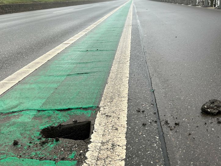 Wer hat die Leitpfosten auf der B 416 herausgerissen? Die Polizei sucht Zeugen.
