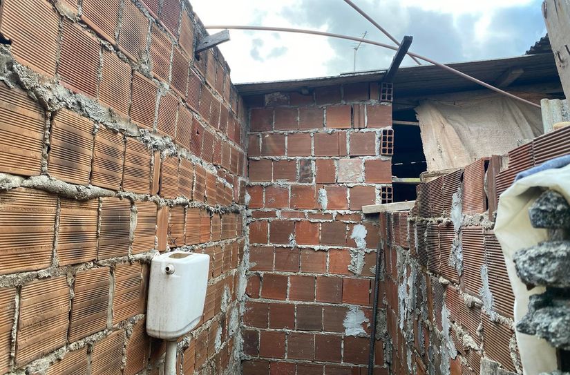 Das aktuelle Hilfsprojekt "Badezimmer": Für ein Dach, fließendes Wasser und eine funktionierende Dusche sammelt Familie Kranz derzeit Spenden.