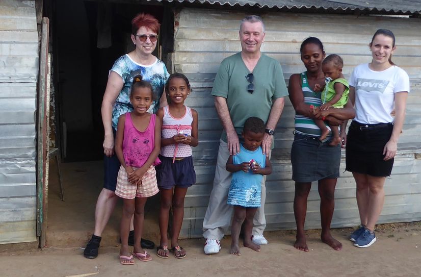 Claus, Lydia und Julia Kranz beim Besuch einer besonders armen Familie in Aracoiaba/Braslien.
