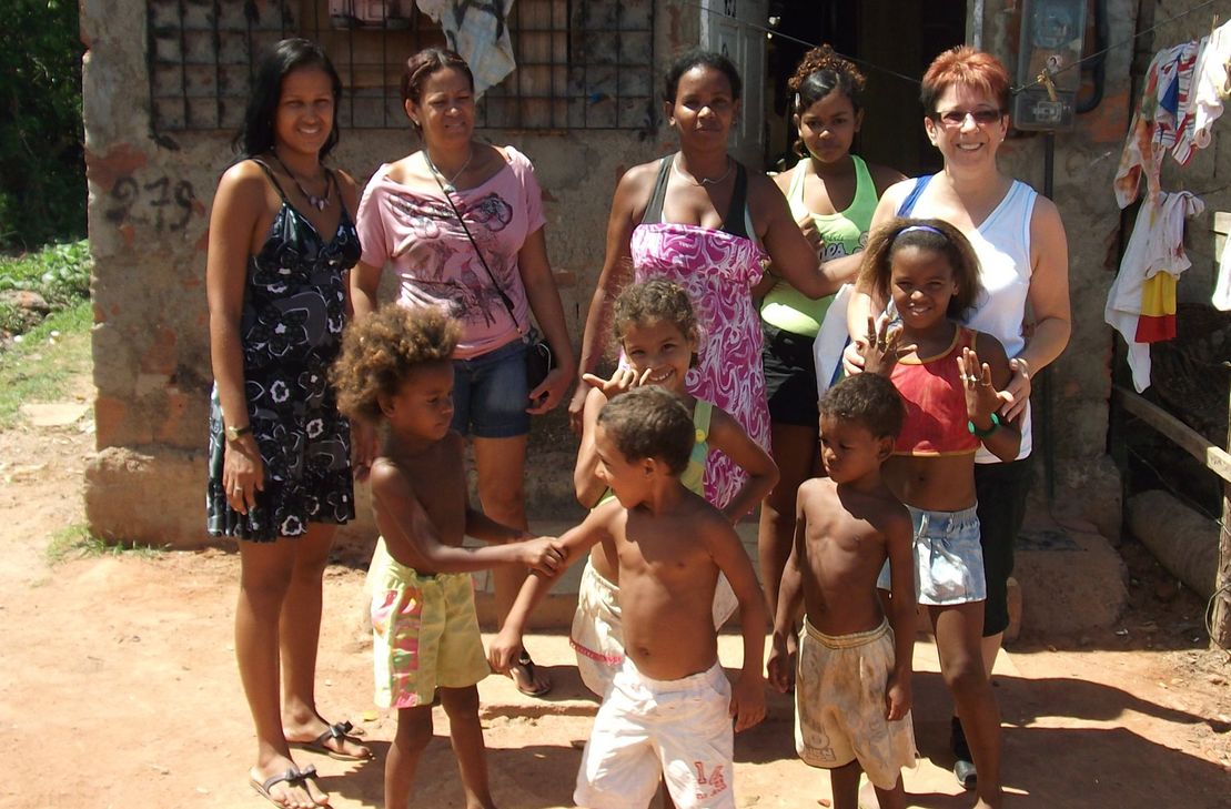 Lydia Kranz (re.) mit Patentochter Edvania (3.v.re.) und Patentochter Rosineide (2.v.l.).