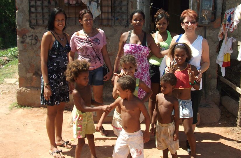 Lydia Kranz (re.) mit Patentochter Edvania (3.v.re.) und Patentochter Rosineide (2.v.l.).