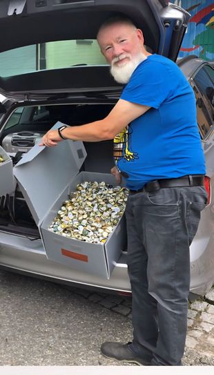 Auch Peter Rogge trägt Bart und sammelt im Schwarzwald Kronkorken, um krebskranken Kindern zu helfen.