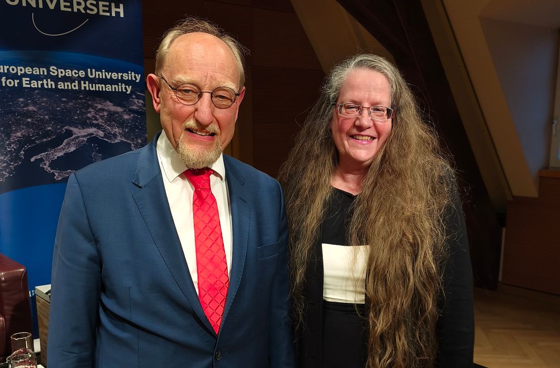 Prof. Dr. Heinrich Kreft – hier mit Moderatorin Sabine Krösser (DJV-Bezirksvorsitzende Trier) – freut sich schon auf viele Gesprächsmöglichkeiten im Rahmen der DJV-Veranstaltung in der EKA Trier.