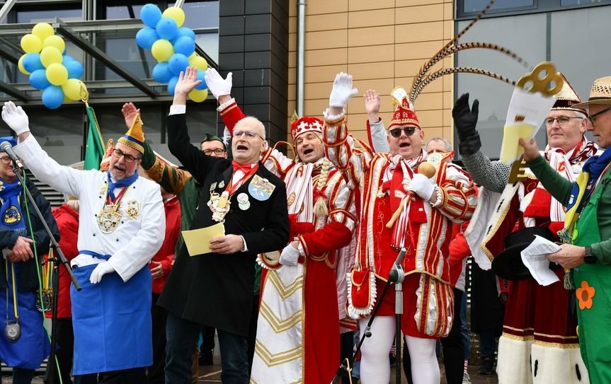 Abgedankt und gut gelaunt: Bürgermeister Dr. Hans-Peter Schick feuert Prinzengardeführer Karl "Charly" Theißen (l.) und das Dreigestirn aus Prinz Frank I. (Gummelt), Jungfrau Dunja (Falk Lotzinski) und Bauer Peter (Empt) zu dreimaligen Alaaf-Rufen und Armschwenken an.