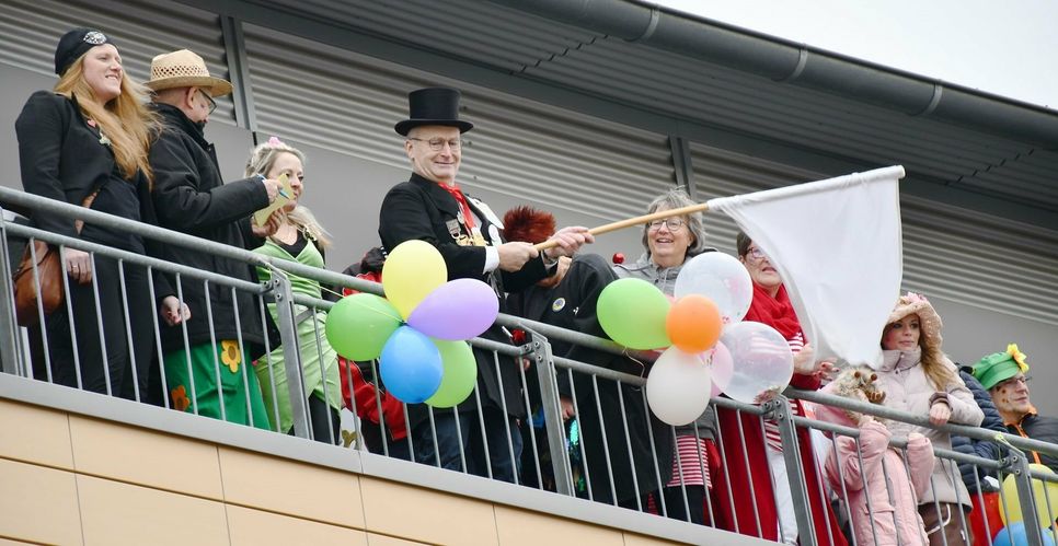 Ohne Böller abfeuernde Legionäre an seiner Seite schwenkte Bürgermeister Dr. Hans-Peter Schick trotz eines Wasserbomben-Volltreffers auf die Lautsprecheranlage der Angreifer rasch die weiße Fahne.