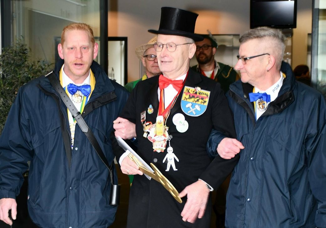 Ohne Widerstand ließ sich Dr. Hans-Peter Schick von Mechernicher Prinzengardisten abführen, den Beigeordneten Thomas Hambach im Robin-Hood-Gewand und den als Gärtner verkleideten Dezernenten Ralf Claßen im Schlepptau.