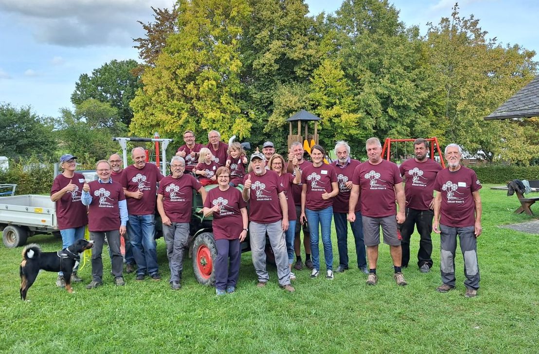Das Foto zeigt das Helferteam des Projekts "Frische Farbe & neuer Glanz" der Ortsgemeinde Weiden beim 2. Freiwilligen-Mitmach-Tag am 30. Sreptember .2023.