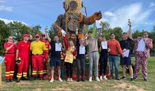 Die bestens gelaunten Siegerinnen und Sieger mit Junior-Chef Max Bieger (3. v. r.), Moderator "Magic Ingo" (r.) und dem Team der DLRG, die für sicheres Fahrwasser sorgten.
