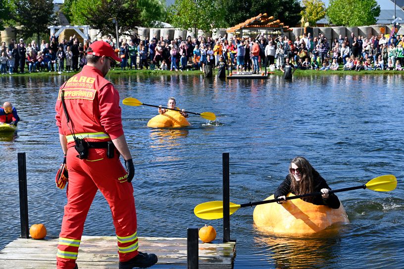 Ein Highlight der jährlichen Krewelshofer Kürbisschau ist die mittlerweile schon legendäre Kürbisregatta. Mit der Hälfte von 44 Teilnehmerinnen und Teilnehmern waren diesmal erfreulich viele Frauen mit von der Partie.