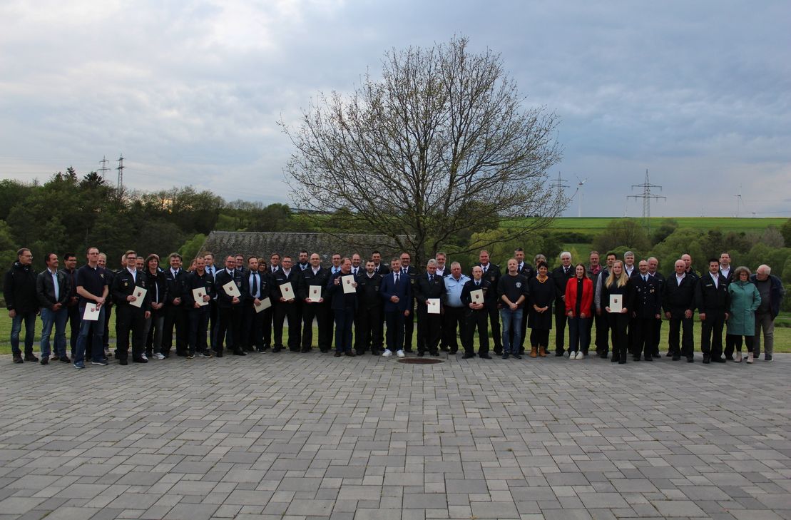 In der Verbandsgemeinde Simmern-Rheinböllen wurden 33 Feuerwehrmänner und Feuerwehrfrauen mit dem bronzenen und silbernen Feuerwehr-Ehrenzeichen ausgezeichnet.